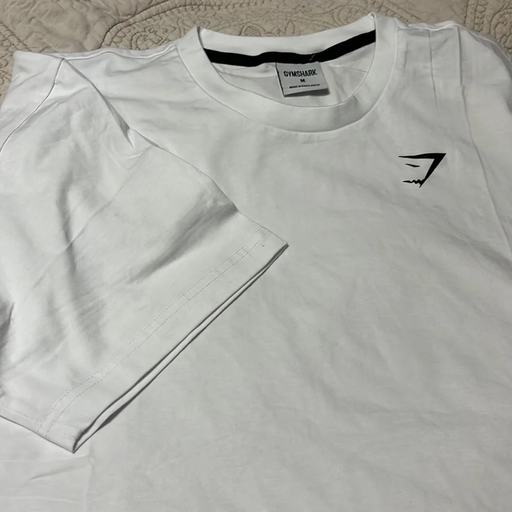 Men’s medium gymshark bundle 2 tops- t shirt and tank top new without tags - Picture 3 of 6